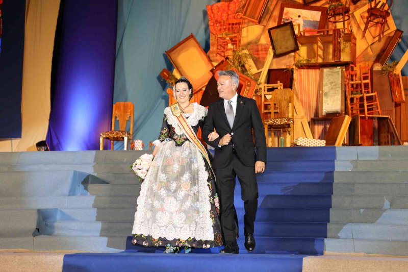 Fogueres de Xàbia proclama a la regina de 2022 Olivia Clemente entre trastos vells Fogueres de Xàbia proclama a la regina de 2022 Olivia Clemente entre trastos vells