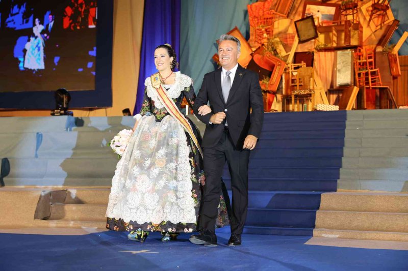 Fogueres de Xàbia proclama a la regina de 2022 Olivia Clemente entre trastos vells Fogueres de Xàbia proclama a la regina de 2022 Olivia Clemente entre trastos vells