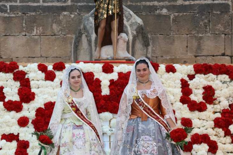 Segon dia de l’ofrena a Sant Joan a Xàbia: torn per a la Retornà 2022, quintes d’aniversaris i penyes Segon dia de l’ofrena a Sant Joan a Xàbia: torn per a la Retornà 2022, quintes d’aniversaris i penyes