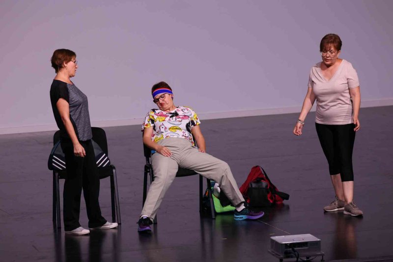 Valentes i Positives y la enrevesada historia de una familia de tres mujeres que se enriquece con la herencia del difunto hombre de la casa Valentes i Positives y la enrevesada historia de una familia de tres mujeres que se enriquece con la herencia del difunto hombre de la casa