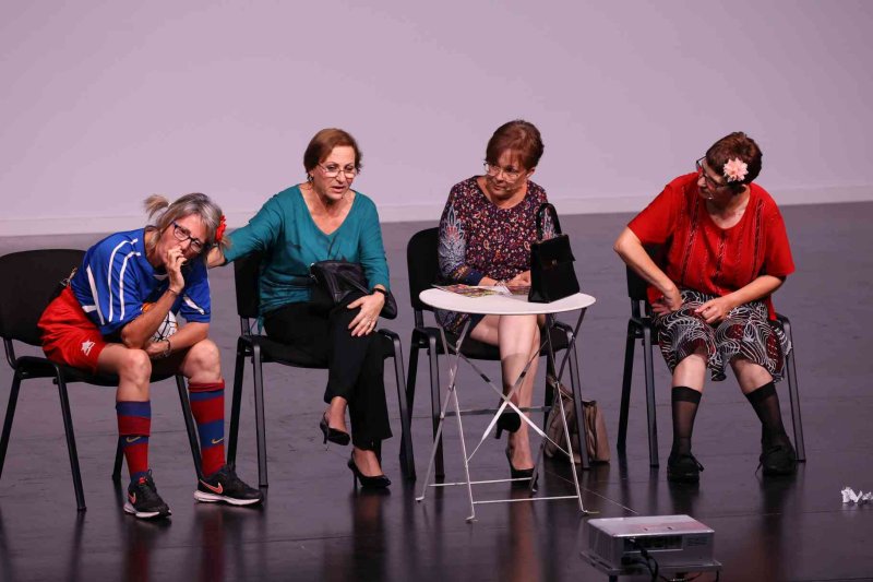 Valentes i Positives y la enrevesada historia de una familia de tres mujeres que se enriquece con la herencia del difunto hombre de la casa Valentes i Positives y la enrevesada historia de una familia de tres mujeres que se enriquece con la herencia del difunto hombre de la casa