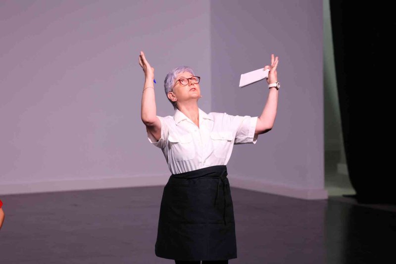 Valentes i Positives y la enrevesada historia de una familia de tres mujeres que se enriquece con la herencia del difunto hombre de la casa Valentes i Positives y la enrevesada historia de una familia de tres mujeres que se enriquece con la herencia del difunto hombre de la casa