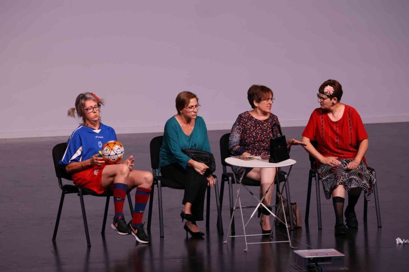 Valentes i Positives y la enrevesada historia de una familia de tres mujeres que se enriquece con la herencia del difunto hombre de la casa Valentes i Positives y la enrevesada historia de una familia de tres mujeres que se enriquece con la herencia del difunto hombre de la casa