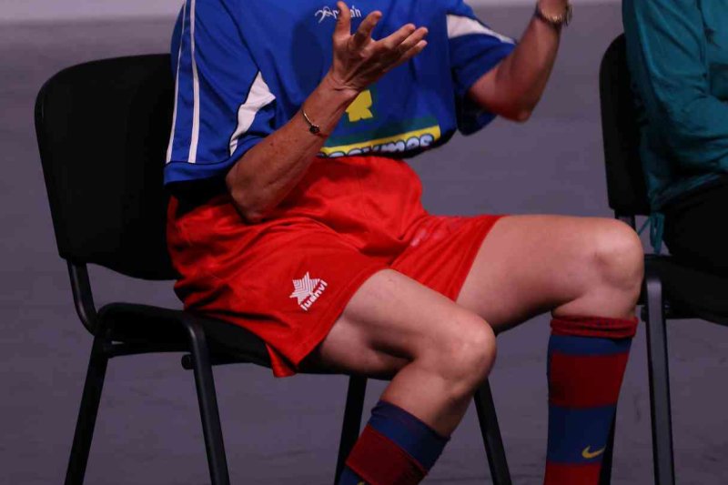 Valentes i Positives y la enrevesada historia de una familia de tres mujeres que se enriquece con la herencia del difunto hombre de la casa Valentes i Positives y la enrevesada historia de una familia de tres mujeres que se enriquece con la herencia del difunto hombre de la casa