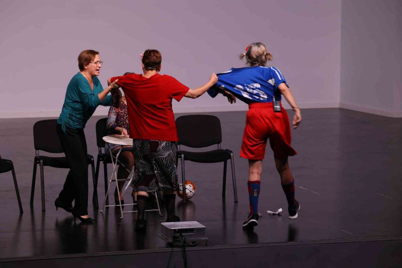 Valentes i Positives y la enrevesada historia de una familia de tres mujeres que se enriquece con la herencia del difunto hombre de la casa Valentes i Positives y la enrevesada historia de una familia de tres mujeres que se enriquece con la herencia del difunto hombre de la casa