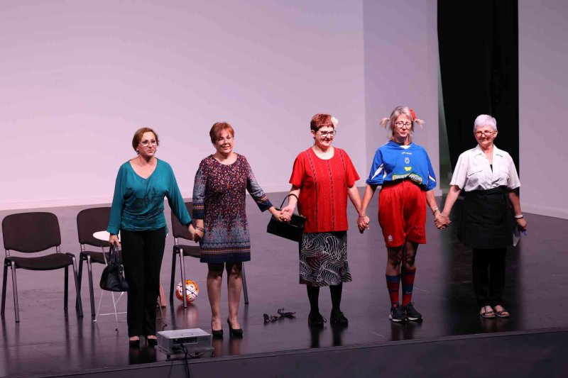 Valentes i Positives y la enrevesada historia de una familia de tres mujeres que se enriquece con la herencia del difunto hombre de la casa Valentes i Positives y la enrevesada historia de una familia de tres mujeres que se enriquece con la herencia del difunto hombre de la casa