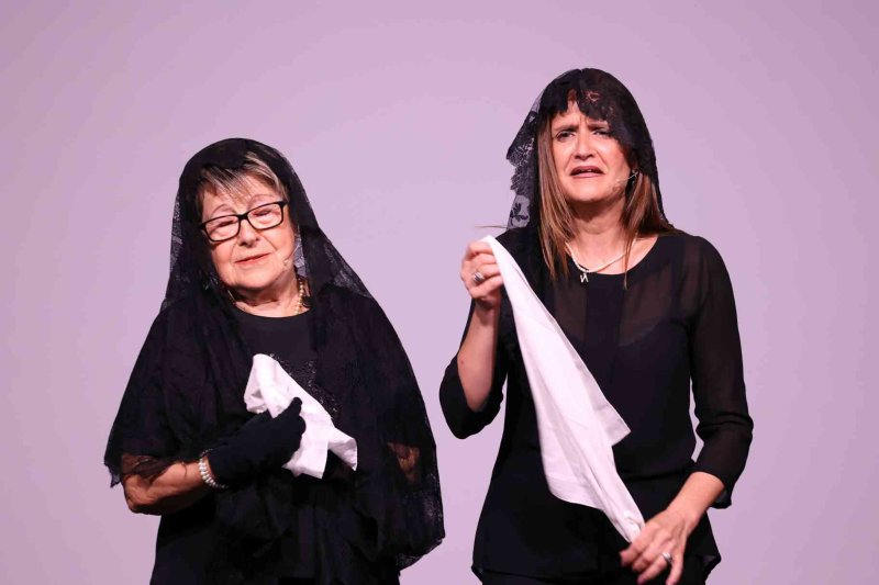 Valentes i Positives y la enrevesada historia de una familia de tres mujeres que se enriquece con la herencia del difunto hombre de la casa Valentes i Positives y la enrevesada historia de una familia de tres mujeres que se enriquece con la herencia del difunto hombre de la casa