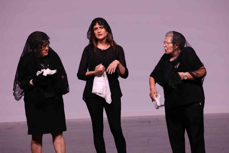 Valentes i Positives y la enrevesada historia de una familia de tres mujeres que se enriquece con la herencia del difunto hombre de la casa Valentes i Positives y la enrevesada historia de una familia de tres mujeres que se enriquece con la herencia del difunto hombre de la casa