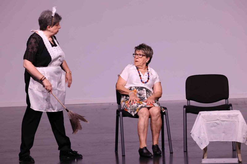 Valentes i Positives y la enrevesada historia de una familia de tres mujeres que se enriquece con la herencia del difunto hombre de la casa Valentes i Positives y la enrevesada historia de una familia de tres mujeres que se enriquece con la herencia del difunto hombre de la casa