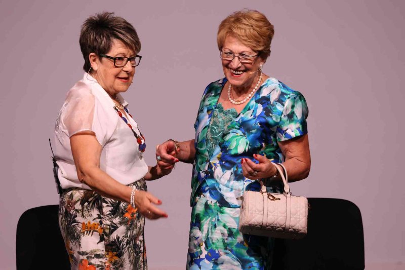 Valentes i Positives y la enrevesada historia de una familia de tres mujeres que se enriquece con la herencia del difunto hombre de la casa Valentes i Positives y la enrevesada historia de una familia de tres mujeres que se enriquece con la herencia del difunto hombre de la casa