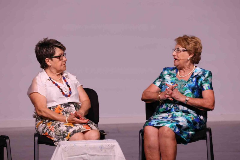 Valentes i Positives y la enrevesada historia de una familia de tres mujeres que se enriquece con la herencia del difunto hombre de la casa Valentes i Positives y la enrevesada historia de una familia de tres mujeres que se enriquece con la herencia del difunto hombre de la casa