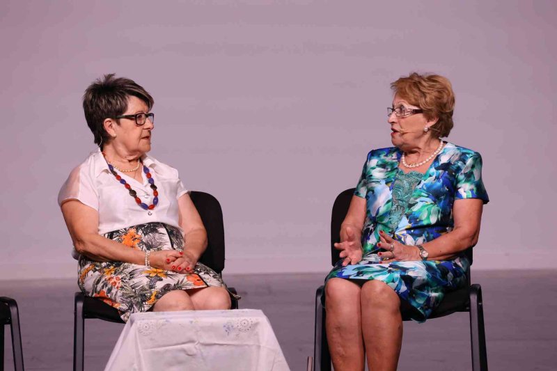 Valentes i Positives y la enrevesada historia de una familia de tres mujeres que se enriquece con la herencia del difunto hombre de la casa Valentes i Positives y la enrevesada historia de una familia de tres mujeres que se enriquece con la herencia del difunto hombre de la casa