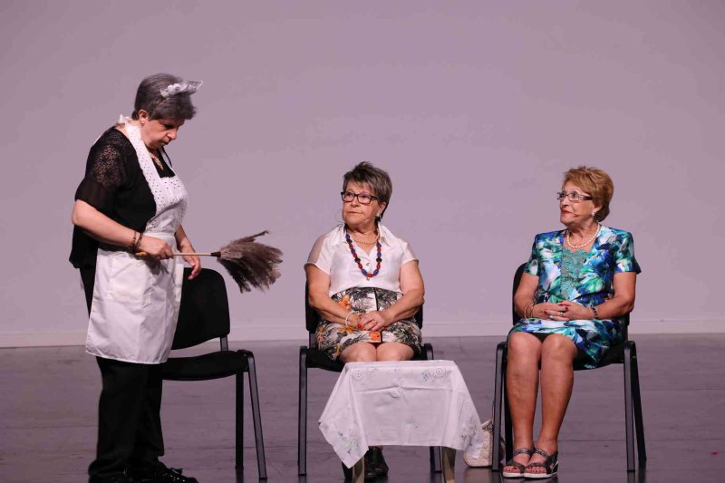 Valentes i Positives y la enrevesada historia de una familia de tres mujeres que se enriquece con la herencia del difunto hombre de la casa Valentes i Positives y la enrevesada historia de una familia de tres mujeres que se enriquece con la herencia del difunto hombre de la casa