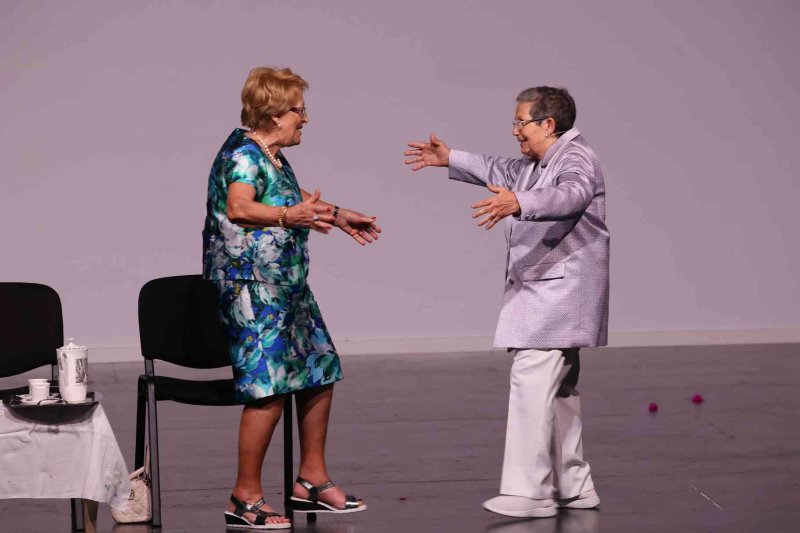 Valentes i Positives y la enrevesada historia de una familia de tres mujeres que se enriquece con la herencia del difunto hombre de la casa Valentes i Positives y la enrevesada historia de una familia de tres mujeres que se enriquece con la herencia del difunto hombre de la casa