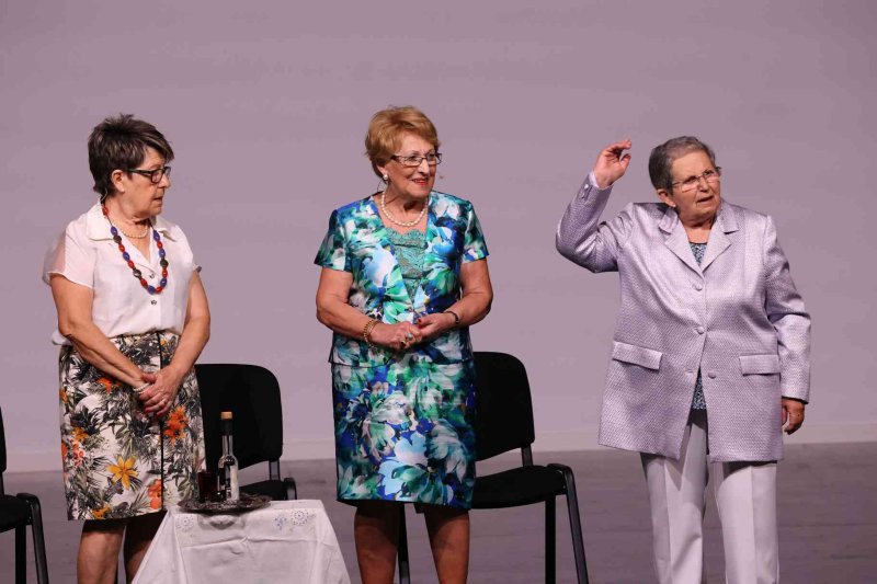 Valentes i Positives y la enrevesada historia de una familia de tres mujeres que se enriquece con la herencia del difunto hombre de la casa Valentes i Positives y la enrevesada historia de una familia de tres mujeres que se enriquece con la herencia del difunto hombre de la casa