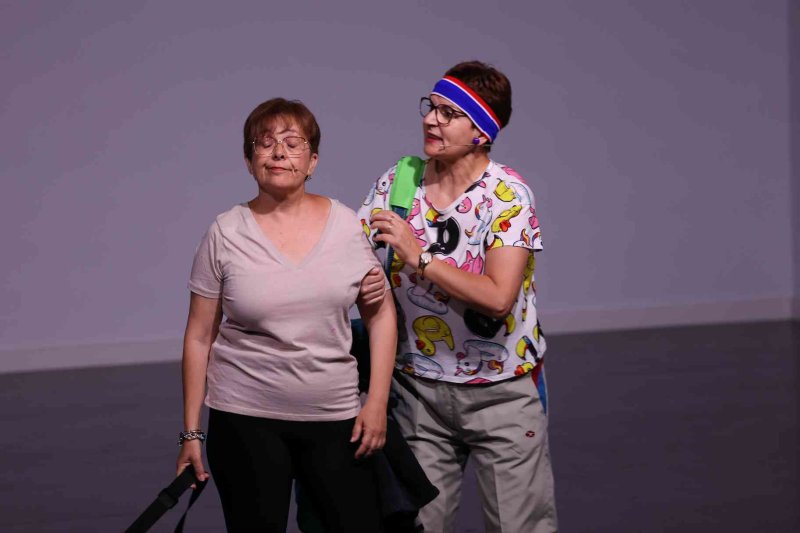 Valentes i Positives y la enrevesada historia de una familia de tres mujeres que se enriquece con la herencia del difunto hombre de la casa Valentes i Positives y la enrevesada historia de una familia de tres mujeres que se enriquece con la herencia del difunto hombre de la casa