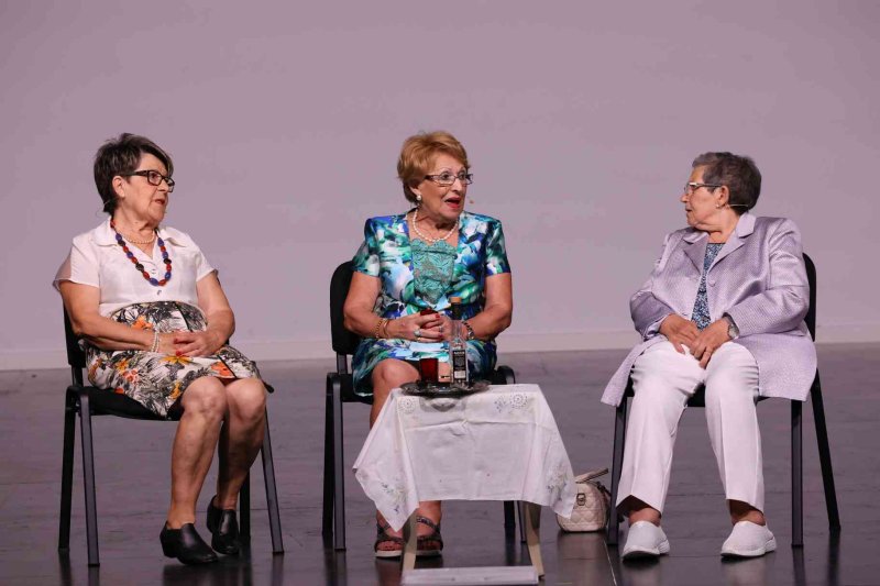 Valentes i Positives y la enrevesada historia de una familia de tres mujeres que se enriquece con la herencia del difunto hombre de la casa Valentes i Positives y la enrevesada historia de una familia de tres mujeres que se enriquece con la herencia del difunto hombre de la casa