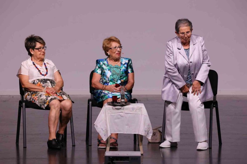 Valentes i Positives y la enrevesada historia de una familia de tres mujeres que se enriquece con la herencia del difunto hombre de la casa Valentes i Positives y la enrevesada historia de una familia de tres mujeres que se enriquece con la herencia del difunto hombre de la casa