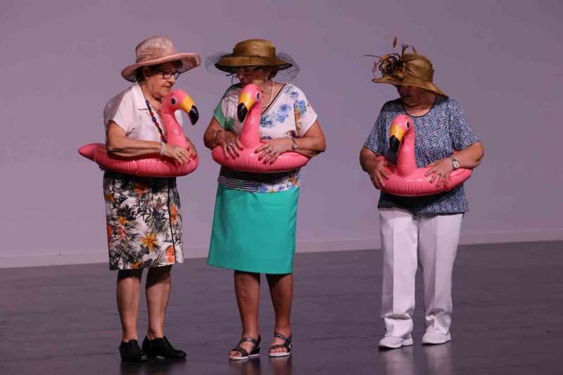 Valentes i Positives y la enrevesada historia de una familia de tres mujeres que se enriquece con la herencia del difunto hombre de la casa Valentes i Positives y la enrevesada historia de una familia de tres mujeres que se enriquece con la herencia del difunto hombre de la casa