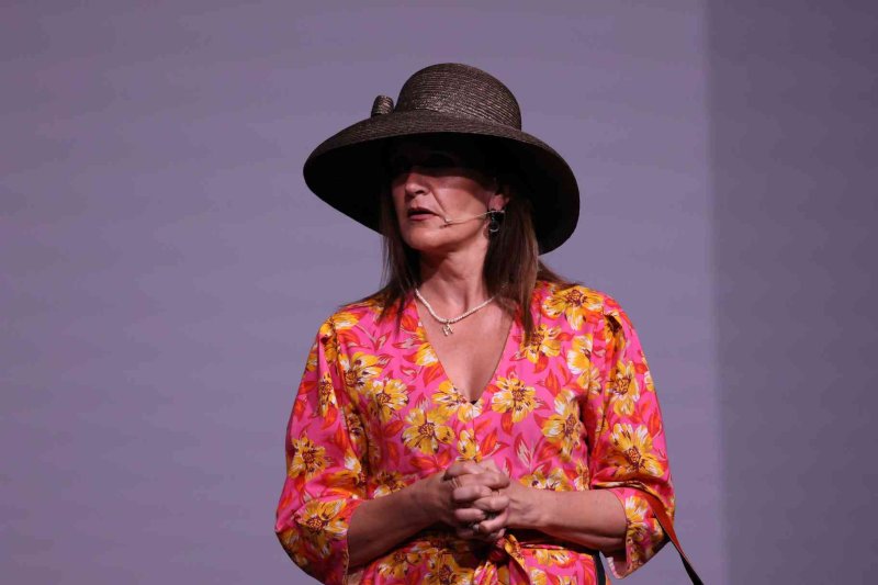 Valentes i Positives y la enrevesada historia de una familia de tres mujeres que se enriquece con la herencia del difunto hombre de la casa Valentes i Positives y la enrevesada historia de una familia de tres mujeres que se enriquece con la herencia del difunto hombre de la casa