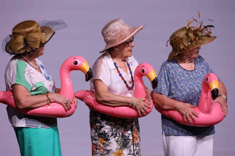 Valentes i Positives y la enrevesada historia de una familia de tres mujeres que se enriquece con la herencia del difunto hombre de la casa Valentes i Positives y la enrevesada historia de una familia de tres mujeres que se enriquece con la herencia del difunto hombre de la casa