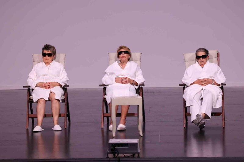 Valentes i Positives y la enrevesada historia de una familia de tres mujeres que se enriquece con la herencia del difunto hombre de la casa Valentes i Positives y la enrevesada historia de una familia de tres mujeres que se enriquece con la herencia del difunto hombre de la casa