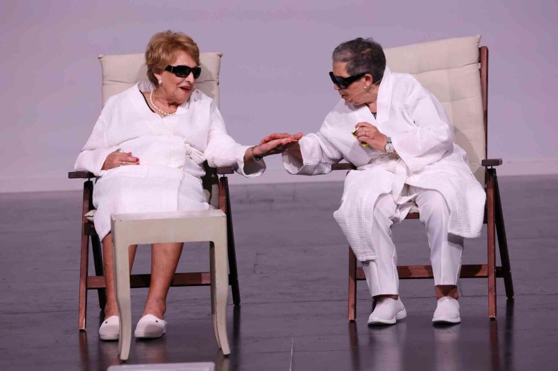 Valentes i Positives y la enrevesada historia de una familia de tres mujeres que se enriquece con la herencia del difunto hombre de la casa Valentes i Positives y la enrevesada historia de una familia de tres mujeres que se enriquece con la herencia del difunto hombre de la casa