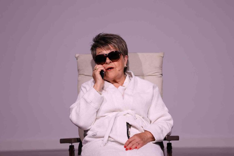 Valentes i Positives y la enrevesada historia de una familia de tres mujeres que se enriquece con la herencia del difunto hombre de la casa Valentes i Positives y la enrevesada historia de una familia de tres mujeres que se enriquece con la herencia del difunto hombre de la casa