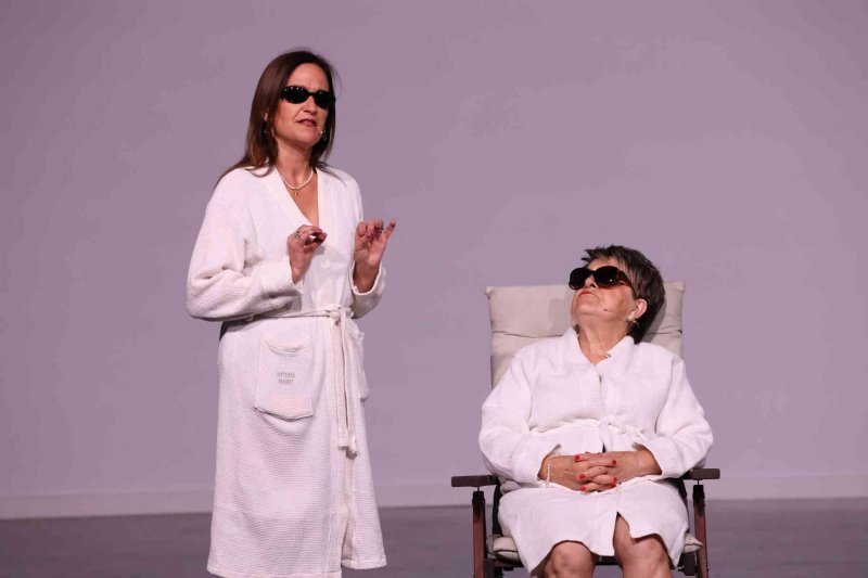 Valentes i Positives y la enrevesada historia de una familia de tres mujeres que se enriquece con la herencia del difunto hombre de la casa Valentes i Positives y la enrevesada historia de una familia de tres mujeres que se enriquece con la herencia del difunto hombre de la casa