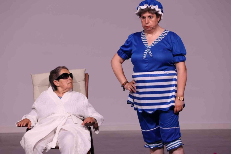 Valentes i Positives y la enrevesada historia de una familia de tres mujeres que se enriquece con la herencia del difunto hombre de la casa Valentes i Positives y la enrevesada historia de una familia de tres mujeres que se enriquece con la herencia del difunto hombre de la casa