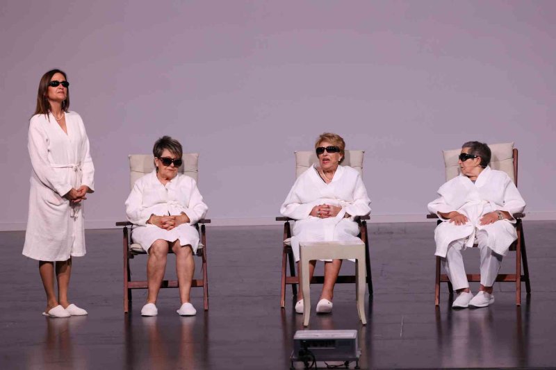 Valentes i Positives y la enrevesada historia de una familia de tres mujeres que se enriquece con la herencia del difunto hombre de la casa Valentes i Positives y la enrevesada historia de una familia de tres mujeres que se enriquece con la herencia del difunto hombre de la casa