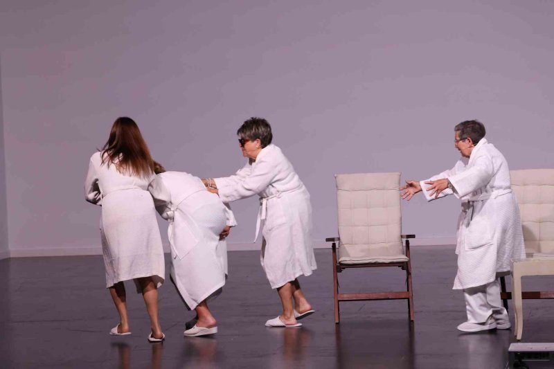 Valentes i Positives y la enrevesada historia de una familia de tres mujeres que se enriquece con la herencia del difunto hombre de la casa Valentes i Positives y la enrevesada historia de una familia de tres mujeres que se enriquece con la herencia del difunto hombre de la casa