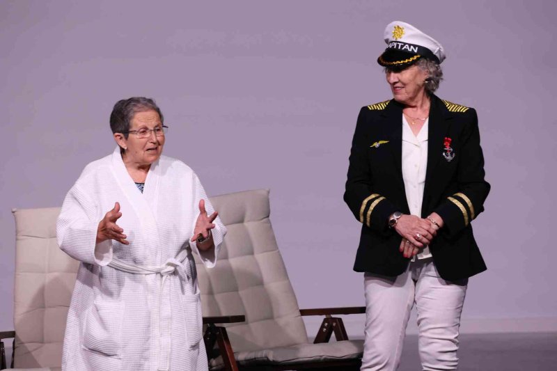 Valentes i Positives y la enrevesada historia de una familia de tres mujeres que se enriquece con la herencia del difunto hombre de la casa Valentes i Positives y la enrevesada historia de una familia de tres mujeres que se enriquece con la herencia del difunto hombre de la casa