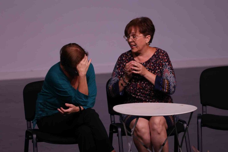 Valentes i Positives y la enrevesada historia de una familia de tres mujeres que se enriquece con la herencia del difunto hombre de la casa Valentes i Positives y la enrevesada historia de una familia de tres mujeres que se enriquece con la herencia del difunto hombre de la casa