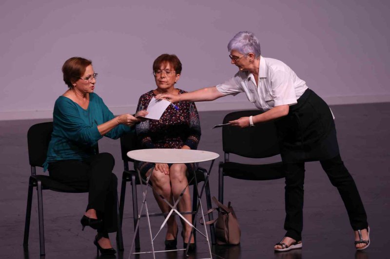 Valentes i Positives y la enrevesada historia de una familia de tres mujeres que se enriquece con la herencia del difunto hombre de la casa Valentes i Positives y la enrevesada historia de una familia de tres mujeres que se enriquece con la herencia del difunto hombre de la casa