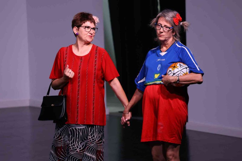 Valentes i Positives y la enrevesada historia de una familia de tres mujeres que se enriquece con la herencia del difunto hombre de la casa Valentes i Positives y la enrevesada historia de una familia de tres mujeres que se enriquece con la herencia del difunto hombre de la casa