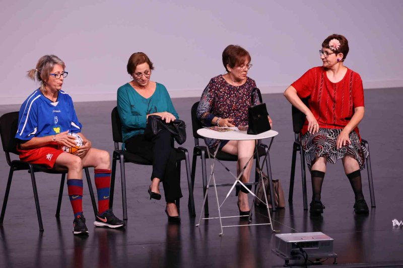 Valentes i Positives y la enrevesada historia de una familia de tres mujeres que se enriquece con la herencia del difunto hombre de la casa Valentes i Positives y la enrevesada historia de una familia de tres mujeres que se enriquece con la herencia del difunto hombre de la casa